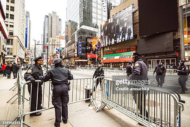 police closing times square for new year eve celebration - new years eve 2014 in times square stock pictures, royalty-free photos & images