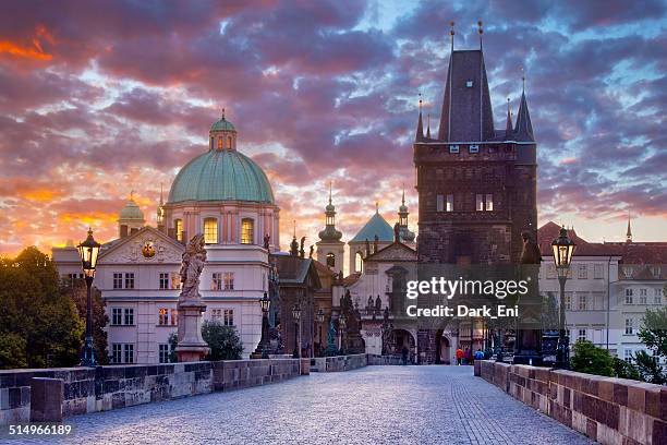 karluv most (charles bridge) early in the morning - charles bridge stock pictures, royalty-free photos & images