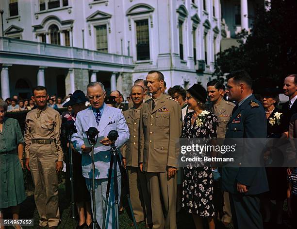 President Harry S. Truman awards the Congressional Medal of Honor to Gen. Jonathan Wainwright.