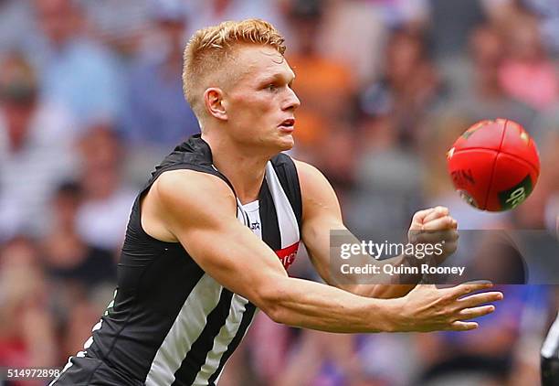 Adam Treloar of the Magpies handballs during the 2016 NAB Challenge AFL match between the Collingwood Magpies and the Western Bulldogs at Etihad...