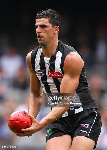 Scott Pendlebury of the Magpies handballs during the 2016 NAB Challenge AFL match between the Collingwood Magpies and the Western Bulldogs at Etihad...