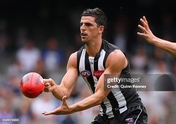 Scott Pendlebury of the Magpies handballs during the 2016 NAB Challenge AFL match between the Collingwood Magpies and the Western Bulldogs at Etihad...