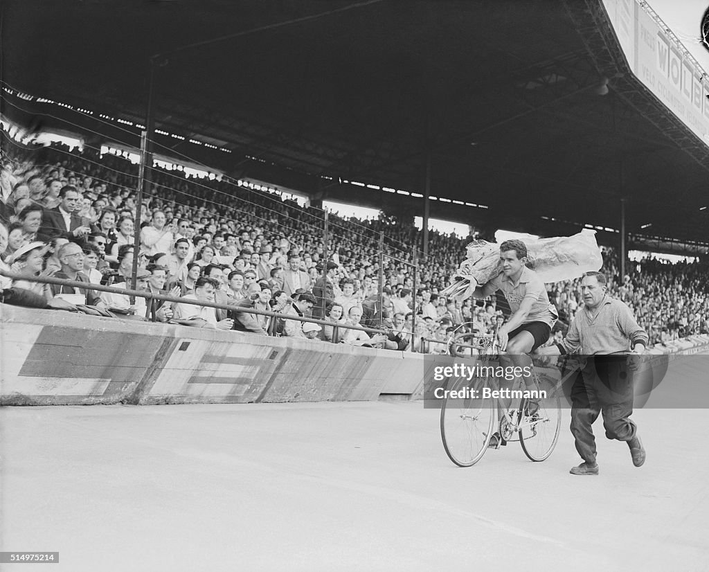 Roger Walkowiak's 1956 Tour de France Arrival