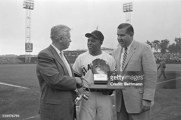 Giant's star outfielder Willie Mays, accepts Rawlings Golden Glove Award here, given to him on behalf of the Sporting News, of St. Louis, Missouri,...