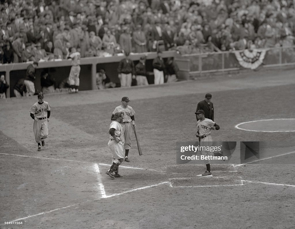 Willie Mays Scoring in 6th Game of Season