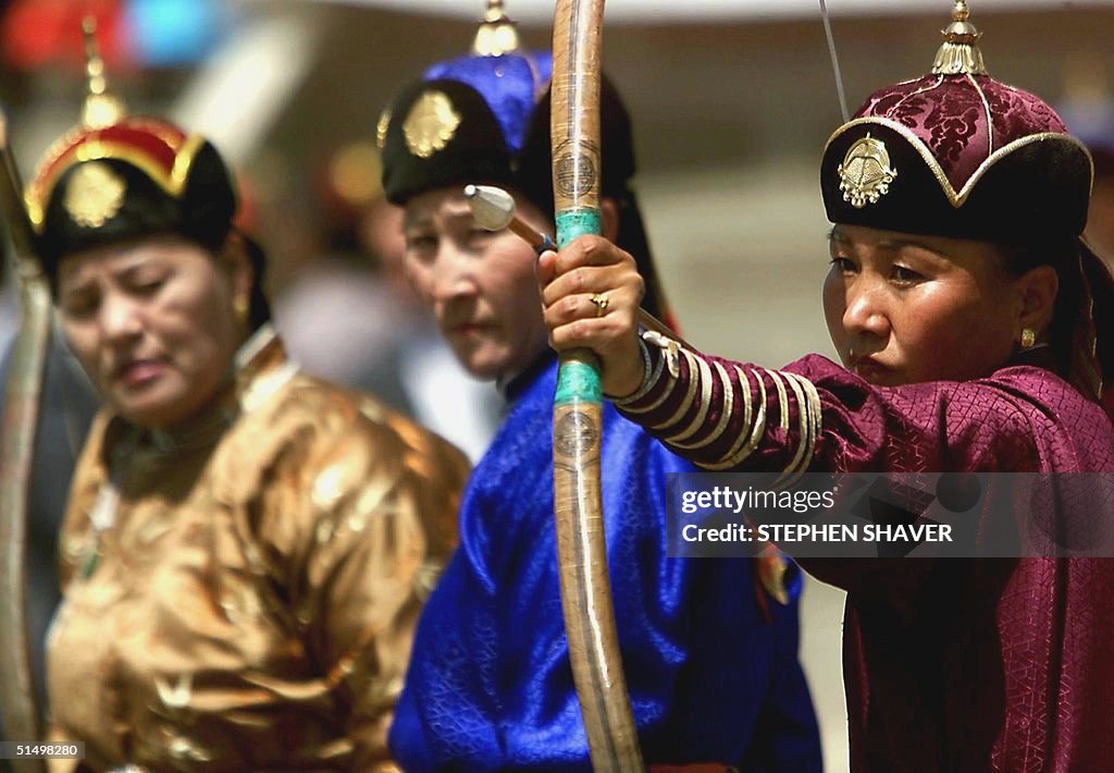 Women dressed in traditional Mongolian clothing co