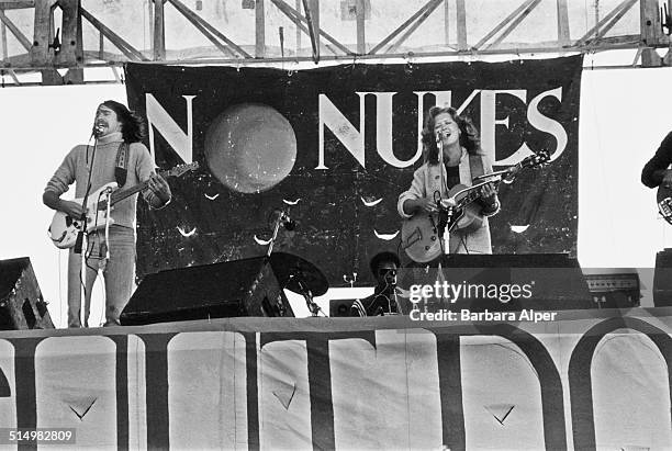 American blues singer and songwriter Bonnie Raitt performs at an anti-nuclear concert in Battery Park, New York City, 23rd July 1979.