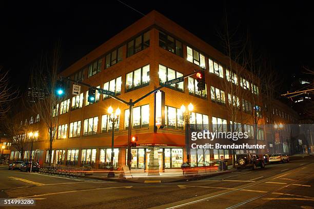powell's night - portland neon sign stock pictures, royalty-free photos & images