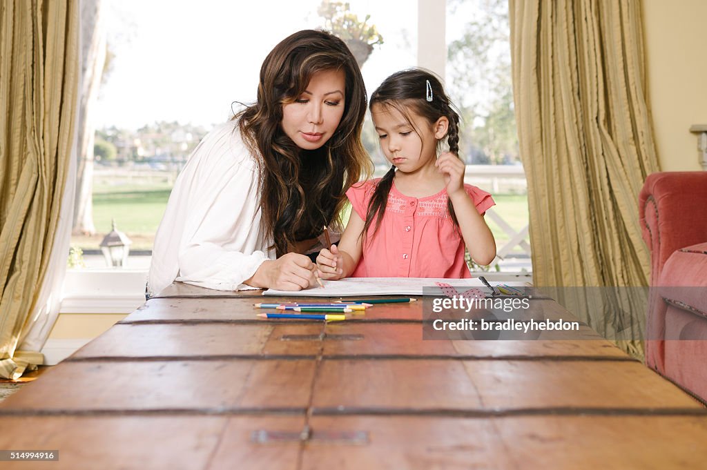 Mère et fille ensemble à colorier