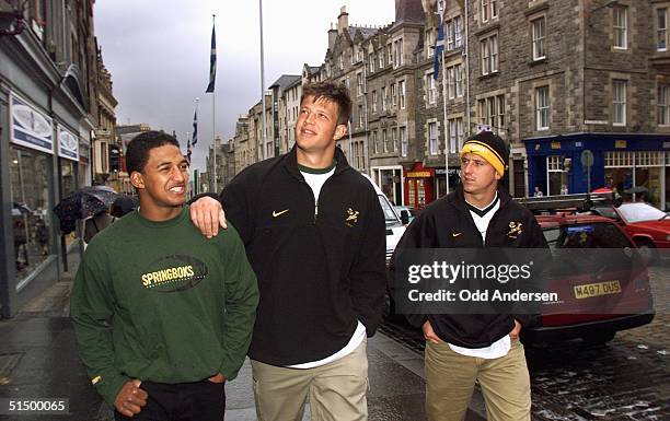 Bobby Skinstad and his South African national rugby teammates Breyton Paulse and Robbie Fleck walk in downtown Edinburgh, 29 September 1999. The...