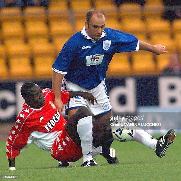 Monaco's Moussa N'Diaye tackles St Johnstone's Gary Bollan , 30 September 1999 at Perth during their UEFA Cup first round second leg match. Le milieu...