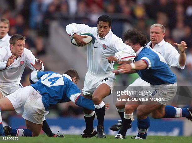 English center Jeremy Guscott breaks through the Italian defense during the first-round Rugby World cup match between England and Italy 02 October...