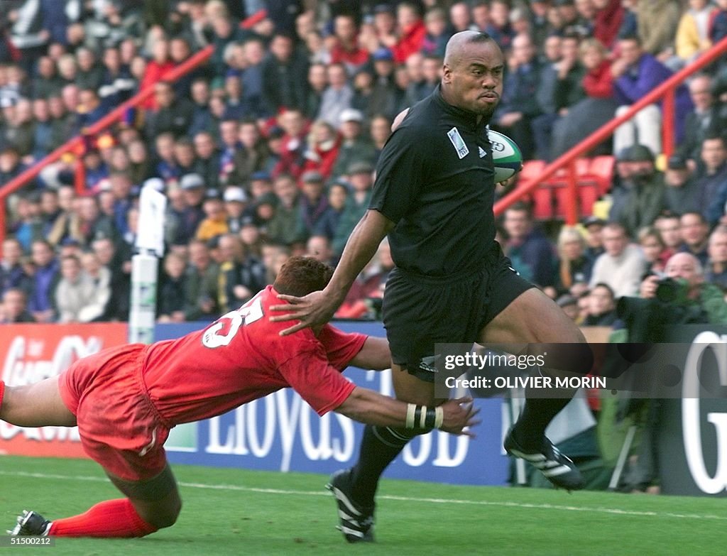 New Zealand winger Jonah Lomu (R) avoids the tackl