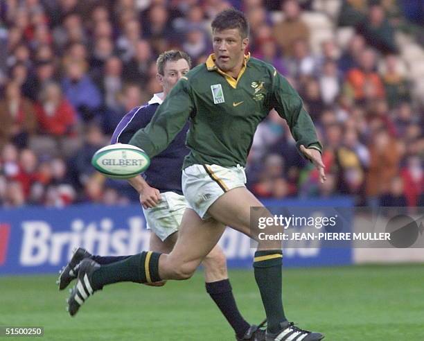 South African no.8 Bob Skinstad is chased by Scottish scrum-half and captain Gary Armstrong during the first-round Rugby World cup match between...