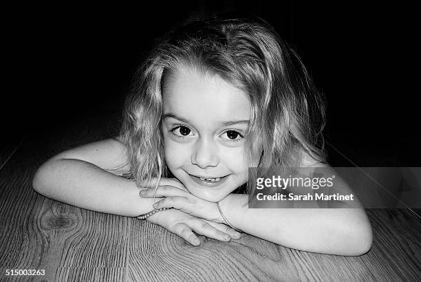 4 years old girl - blonde wood texture stockfoto's en -beelden