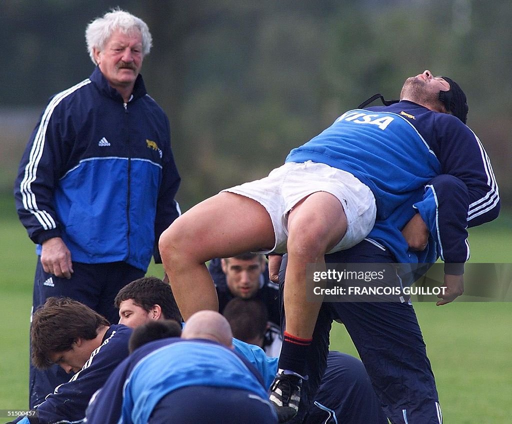 Argentinian prop Mauricio Reggiardo (R) does some