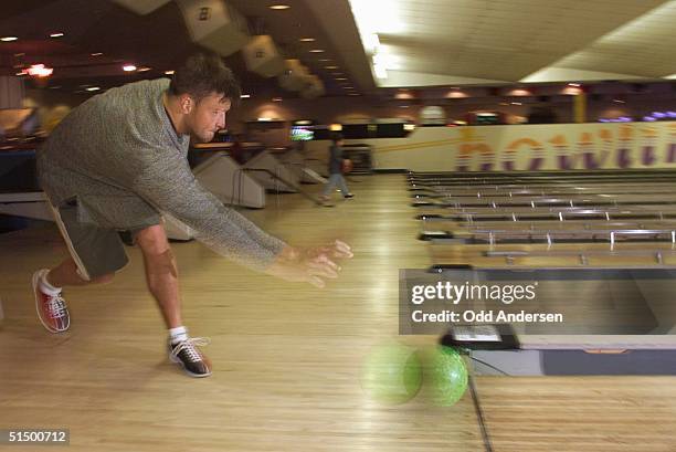 South African flanker Bob Skinstad sends the ball flying down the lane in a bowling alley in Glasgow, 13 October 1999. The Springbok players enjoyed...