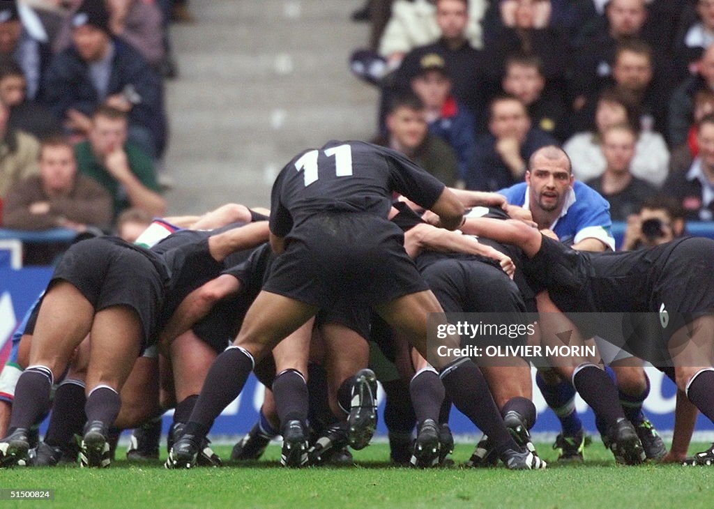 New Zealand winger Jonah Lomu (C, back) joins the