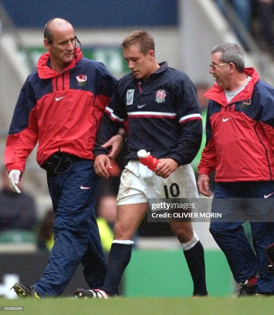 English fly-half Jonny Wilkinson (C) leaves the pi