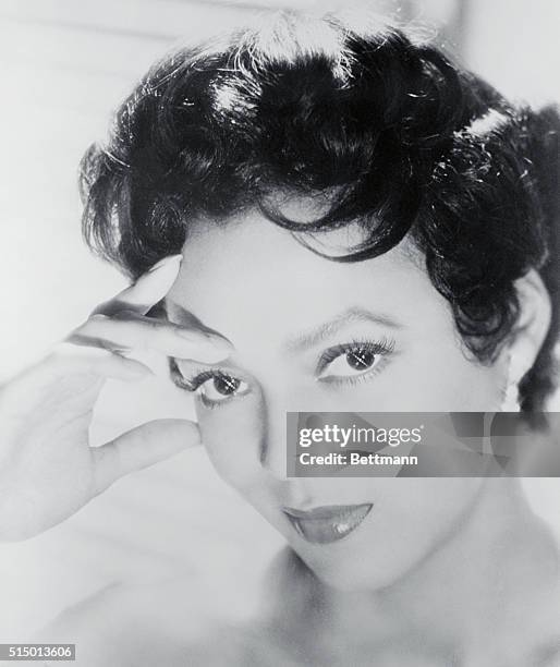 American actress, singer and dancer, Dorothy Dandridge in anevening gown, circa 1950.