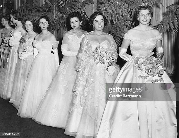 Debs from nine nations make bows. New York, New York: At the first international debutante ball in the Hotel Plaza, girls from nine countries made...