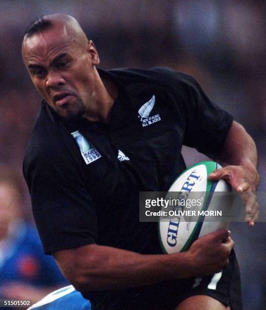 New Zealand winger Jonah Lomu runs with the ball during Rugby World Cup semi-final match between New Zealand and France at Twickenham stadium 31...
