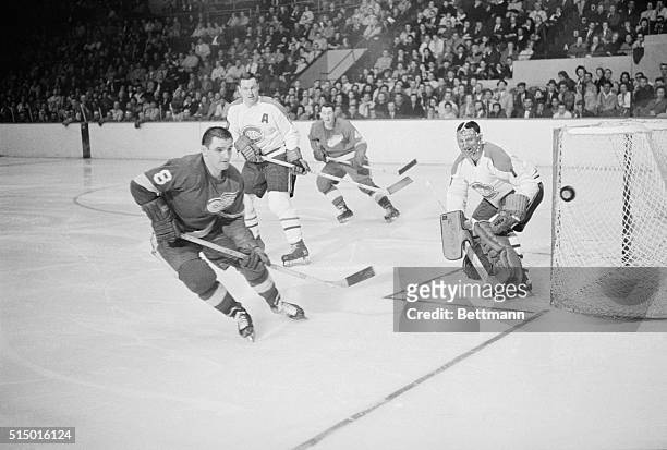 Detroit: Red Wing Forbes Kennedy eyes a rebound off the stick of Montreal goalie Jacques Plante during 2nd period of Detroit-Montreal game. Watching...