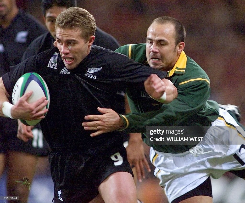 New Zealand's scrum-half Justin Marshall (L) tries