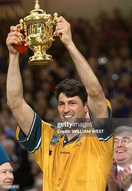 Australian lock and captain John Eales holds op the Webb Ellis trophy after the Rugby World Cup 1999 final between France and Australia 06 November...