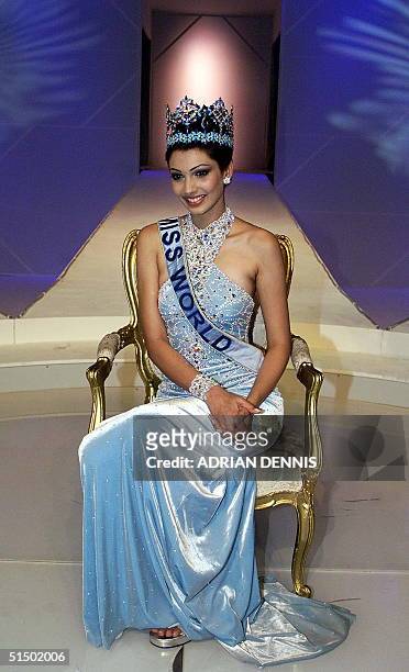Miss India Yukta Mookhey takes the throne after winning the Miss World title in London 04 December 1999. Miss Venezuala Martina Thorogood was runner...