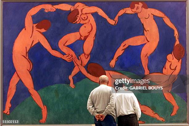 Visitors admire, 21 December 1999 in Rome, "La danse", by Matisse, at an exhibition of 1000 famous works of modern art from the Hermitage Museum in...