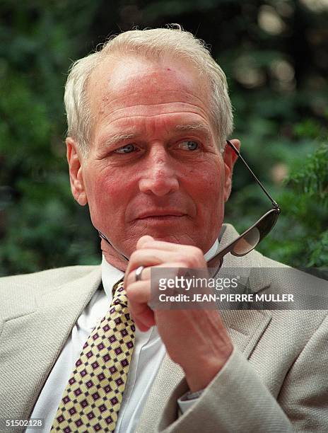 Actor Paul Newman poses for photographers in the streets of Paris, 23 August 1989. The Newman couple were in Paris for the shooting of James Ivory's...