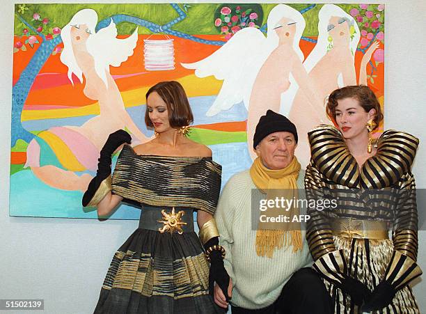 French designer Louis Feraud poses with two models 22 October 1993 in  News Photo - Getty Images