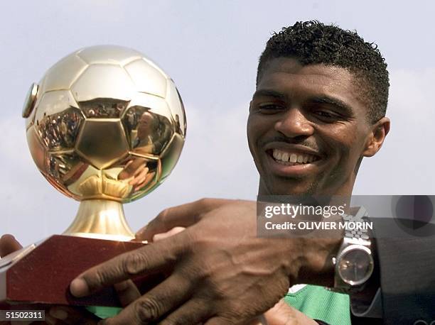 Nigerian player Nwankwo Kanu receives the golden ball of the "Best African player 1999" 23 January 2000, before the match Nigeria-Tunisia in the...