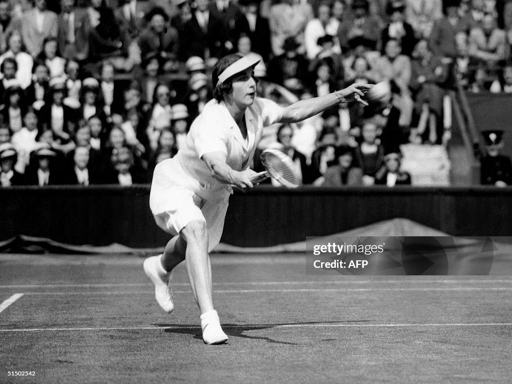 Helen Wills-Moody of the US return the ball to Bri