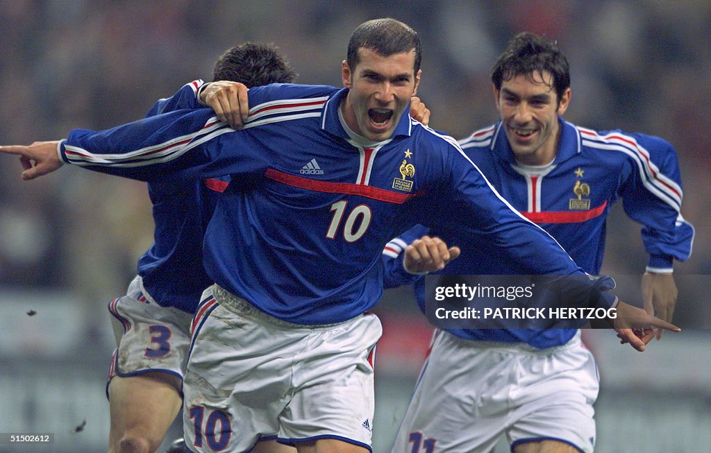 France's midfielder Zinedine Zidane celebrates wit