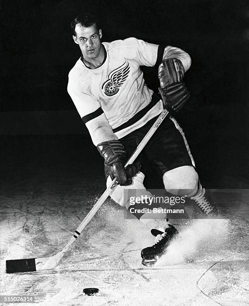 Right wing Gordie Howe of the Detroit Red Wings controls the puck.
