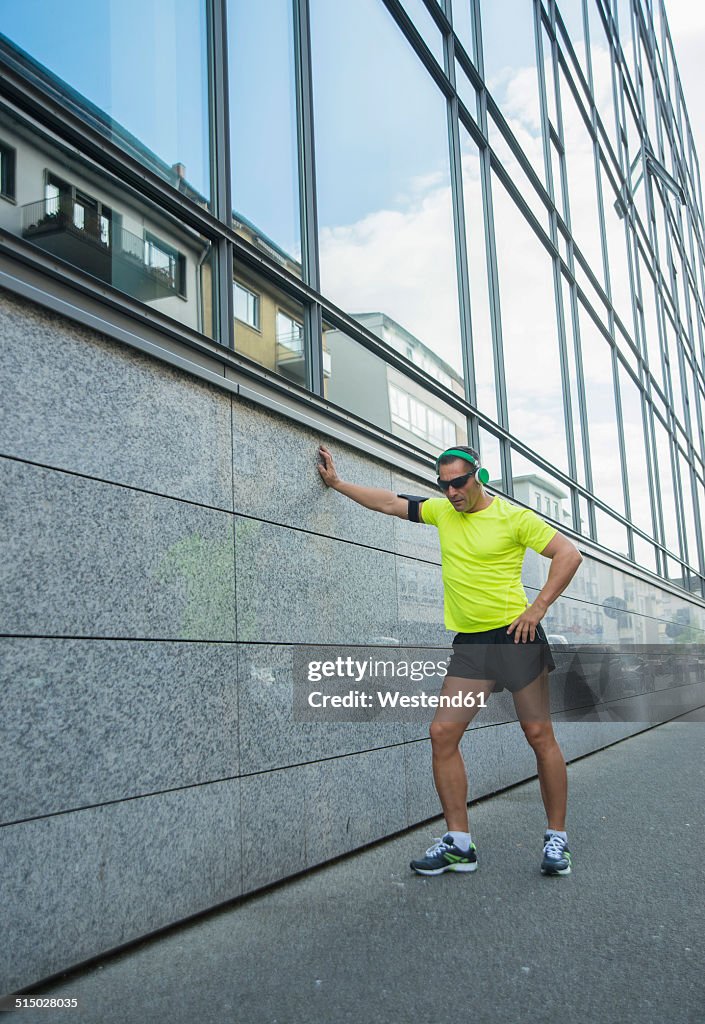 Germany, Baden-Wuerttemberg, Mannheim, mature jogger in the city