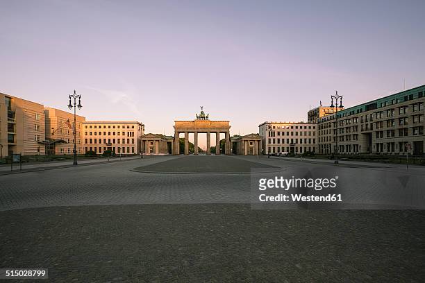 germany, berlin, berlin-mitte, view to brandenburger tor in the morning - porta da cidade - fotografias e filmes do acervo