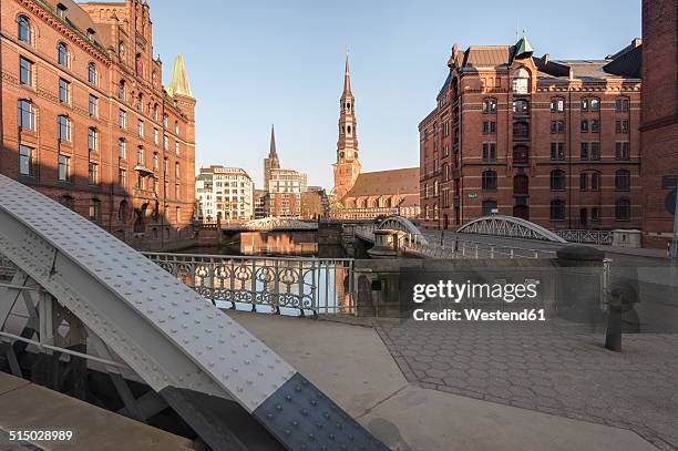 germany, hamburg, speicherstadt in the morning, in the background st. catherine's church - hamburger speicherstadt stock-fotos und bilder