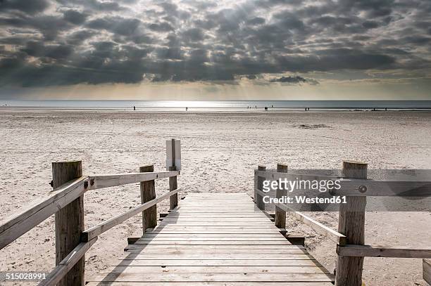 germany, schleswig-holstein, north sea, beach of sankt peter-ording, wooden boardwalk - sankt peter ording stock pictures, royalty-free photos & images