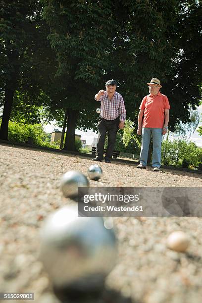 two old friends playing boule in the park - jogo de bocha - fotografias e filmes do acervo