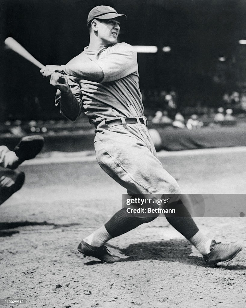 Lou Gehrig Swinging