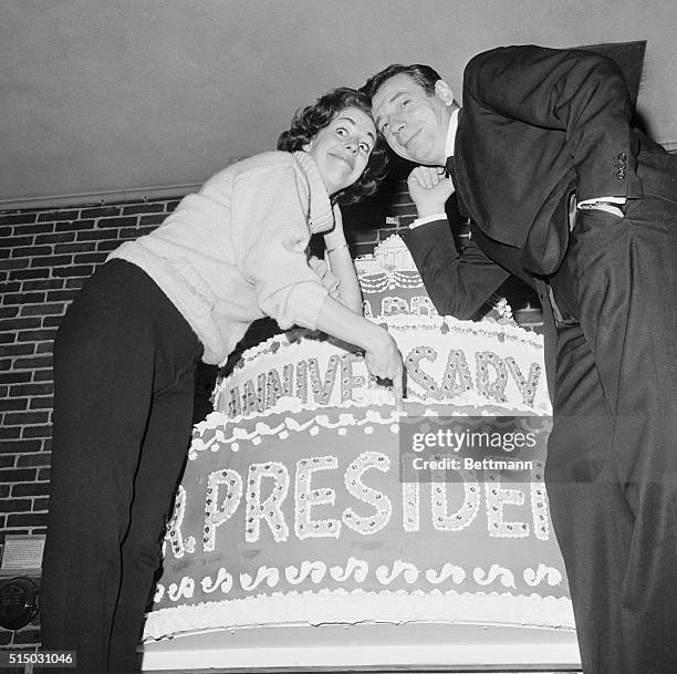 Comedian Carol Burnett and French singer Yves Montand at the preparations for the celebration of President Kennedy's inauguration anniversary.