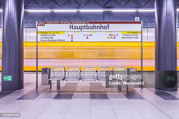 germany, berlin, modern architecture of subway station hauptbahnhof, central station, with moving underground train - plataforma de estação de metro imagens e fotografias de stock