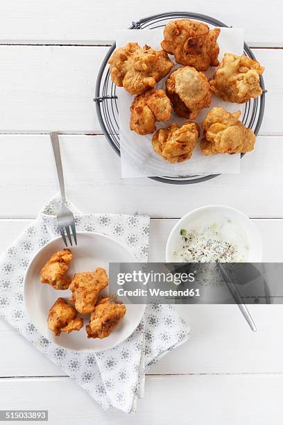 indian fried snack pakora - cauliflower bowl stock pictures, royalty-free photos & images