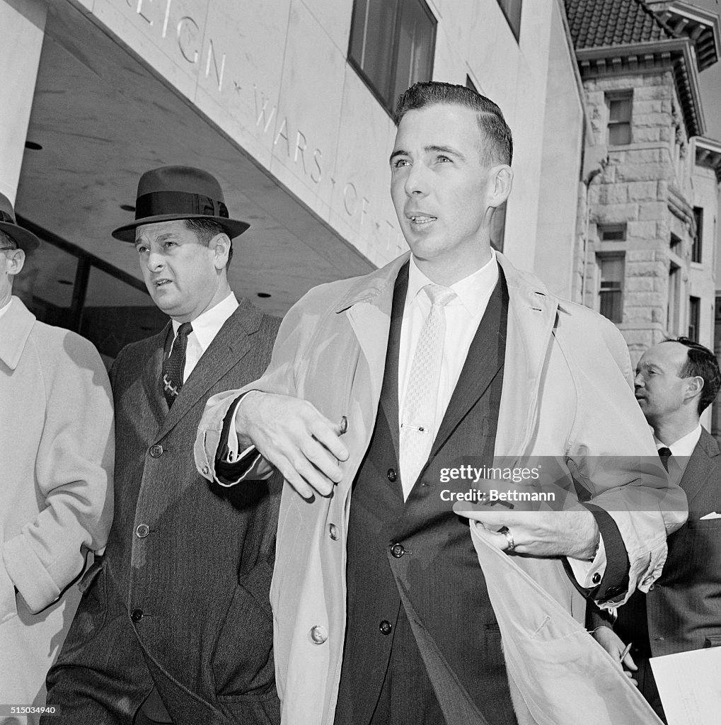 Robert Oswald, brother of Lee Harvey Oswald, stroll down a... Photo  d'actualité - Getty Images