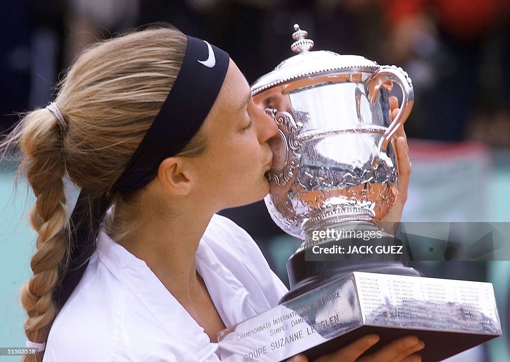 French Mary Pierce kisses the Suzanne Lenglen winn
