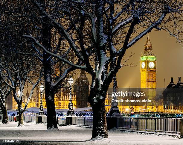 big ben and houses of parliament in snow - london winter stockfoto's en -beelden