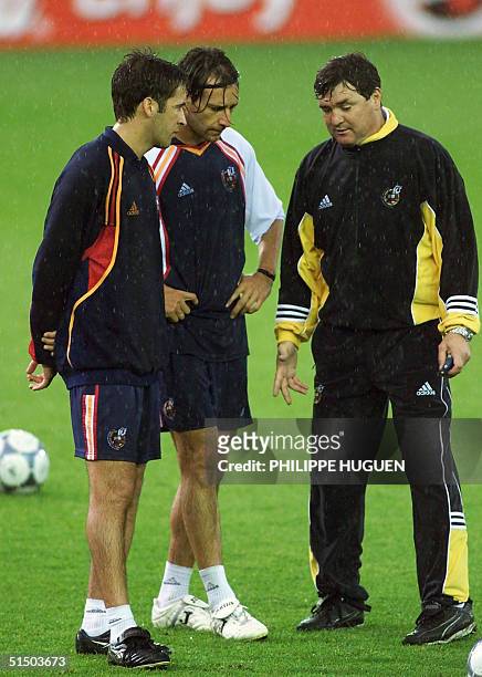 Spain's team coach Jose Antonio Camacho speaks to his players Raul Gonzalez Blanco and Alfonso Perez Munoz during a training session 24 June 2000 at...